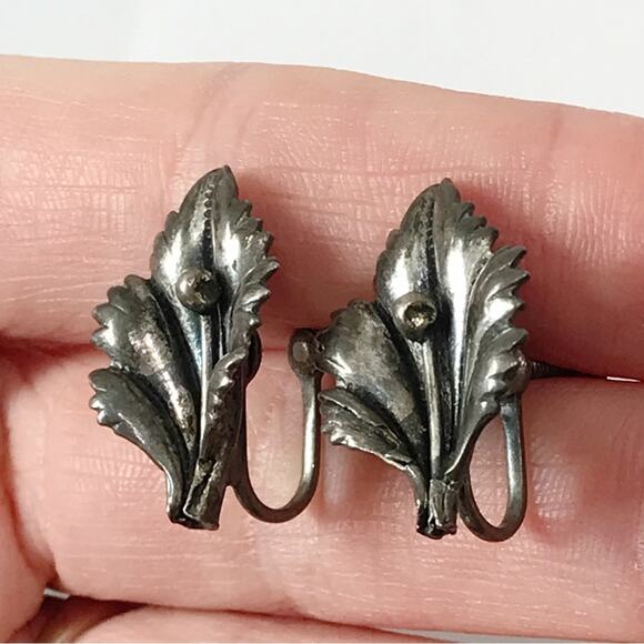 Antique Sterling Silver Botanical Lilly Flower Design Screw Back Earrings - Picture 4 of 14